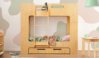 Drewniane łóżko piętrowe z szufladą wykonane ze sklejki sosnowej w kolorze lakierowanego drewna z drabinką po lewej stronie